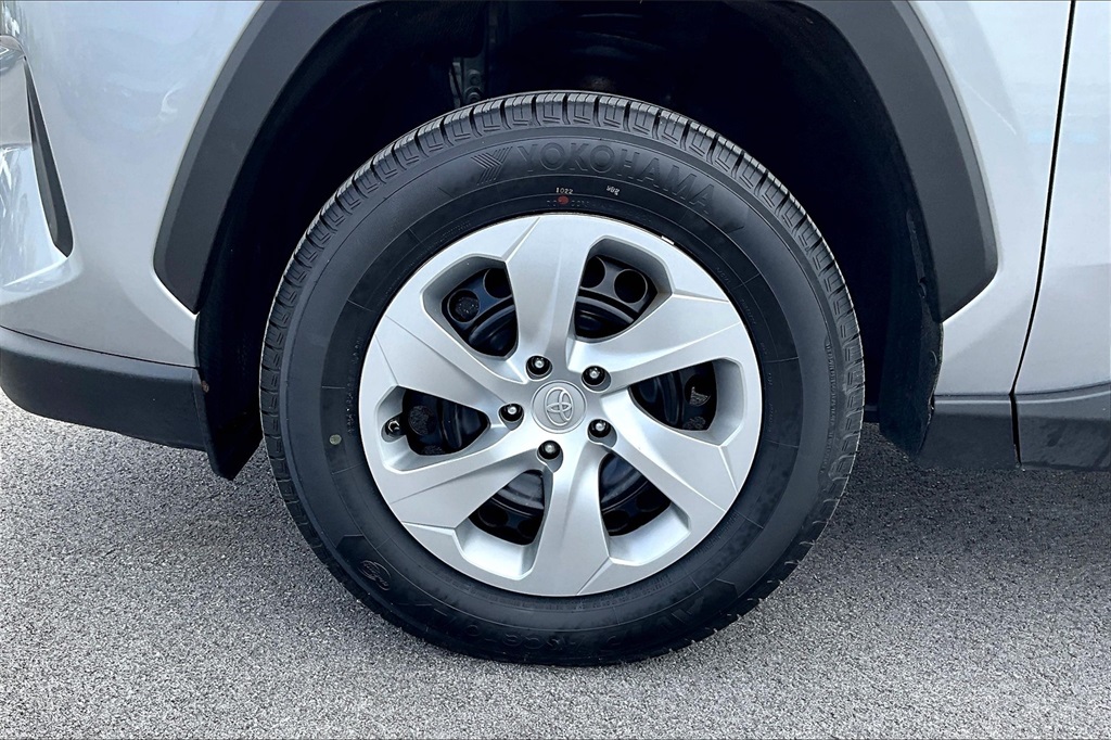 2021 Toyota RAV4 LE - Photo 14