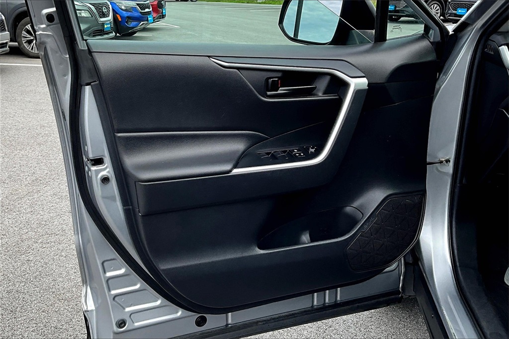 2021 Toyota RAV4 LE - Photo 17