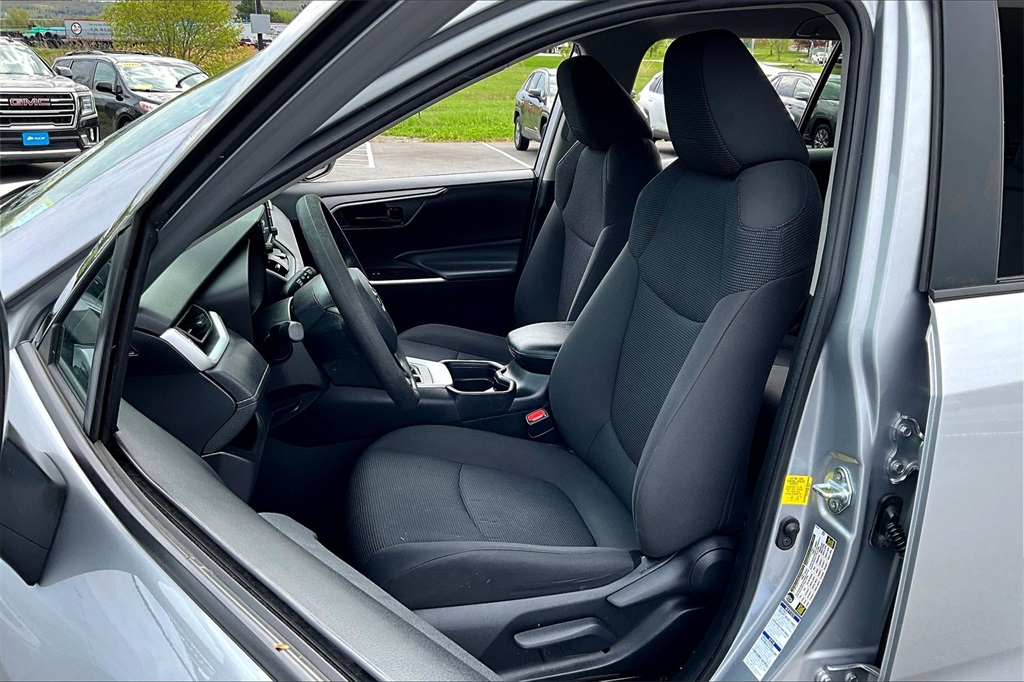 2021 Toyota RAV4 LE - Photo 20