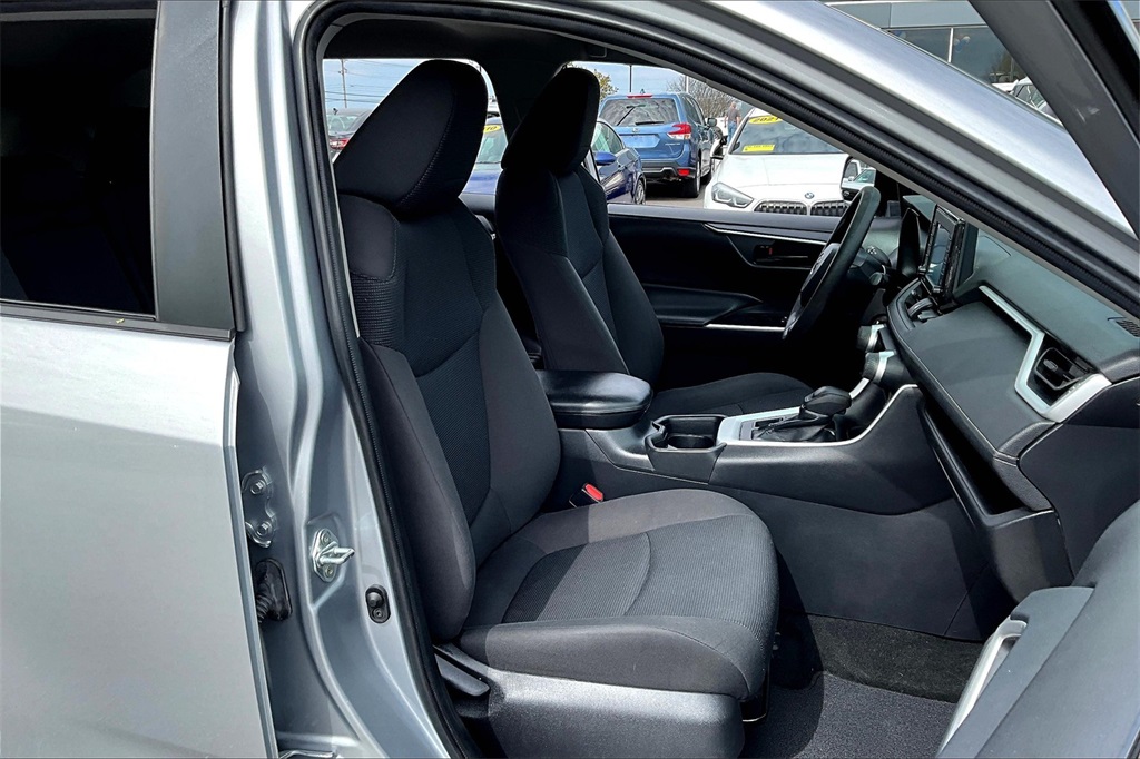 2021 Toyota RAV4 LE - Photo 21