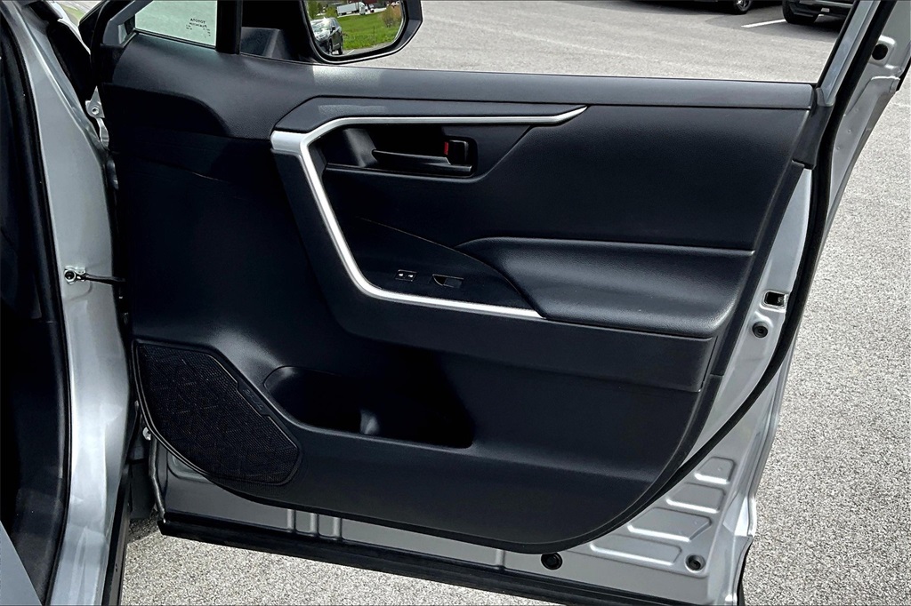 2021 Toyota RAV4 LE - Photo 24