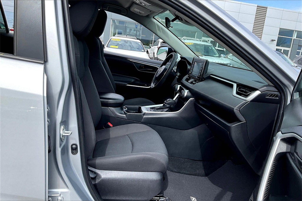 2021 Toyota RAV4 LE - Photo 27