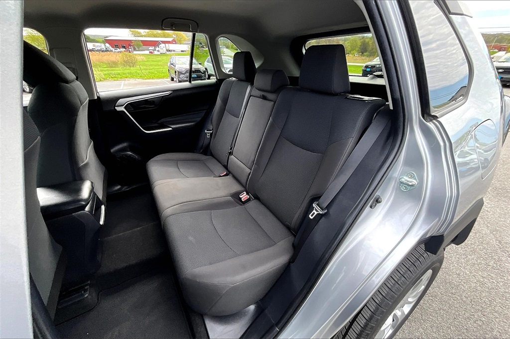 2021 Toyota RAV4 LE - Photo 30