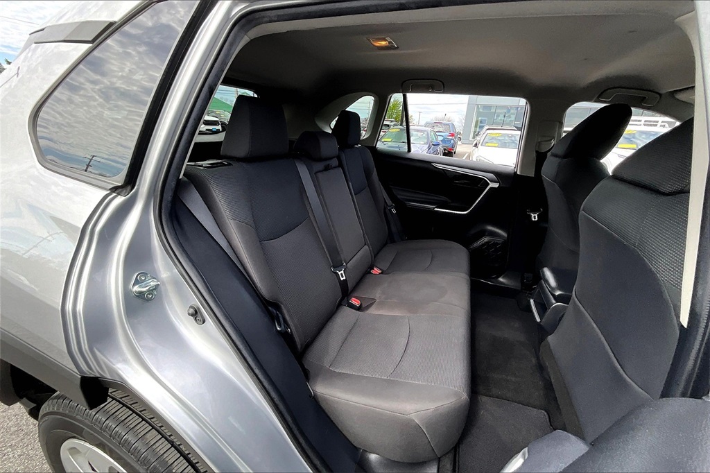 2021 Toyota RAV4 LE - Photo 32