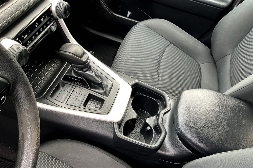 2021 Toyota RAV4 LE - Photo 40