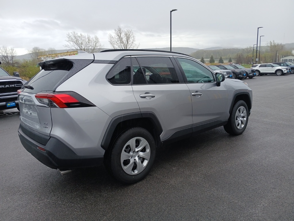 2021 Toyota RAV4 LE - Photo 5