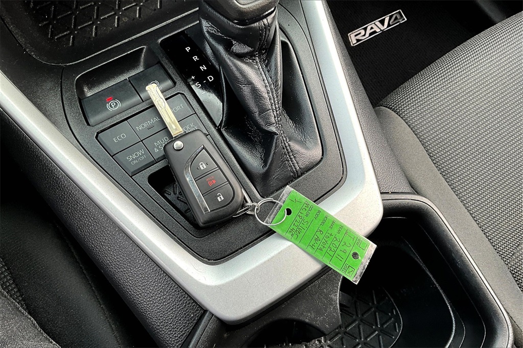 2021 Toyota RAV4 LE - Photo 60