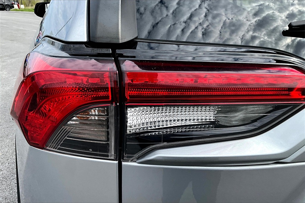 2021 Toyota RAV4 LE - Photo 66