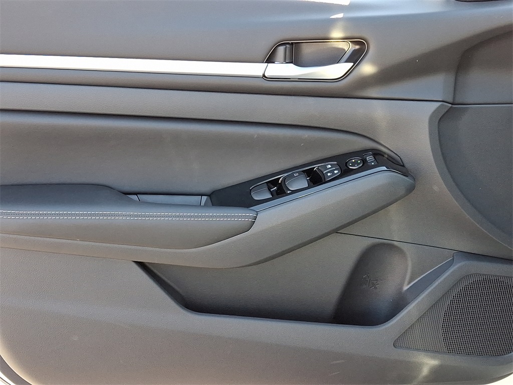 2025 Nissan Altima 2.5 SL - Photo 8