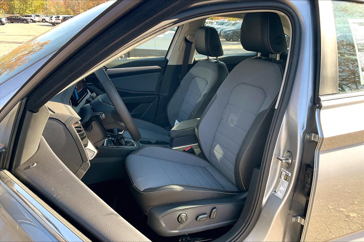 2025 Volkswagen Jetta SE - Photo 11