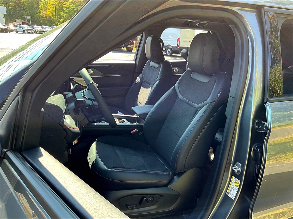 2025 Ford Explorer ST - Photo 10