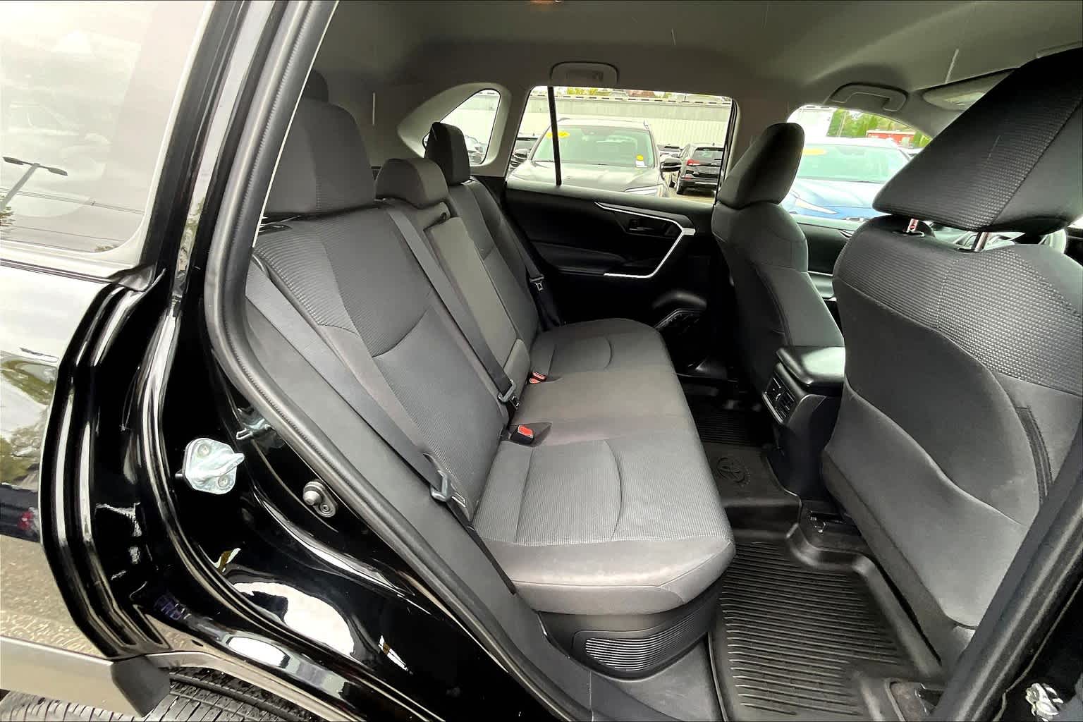 2021 Toyota RAV4 Hybrid LE - Photo 16