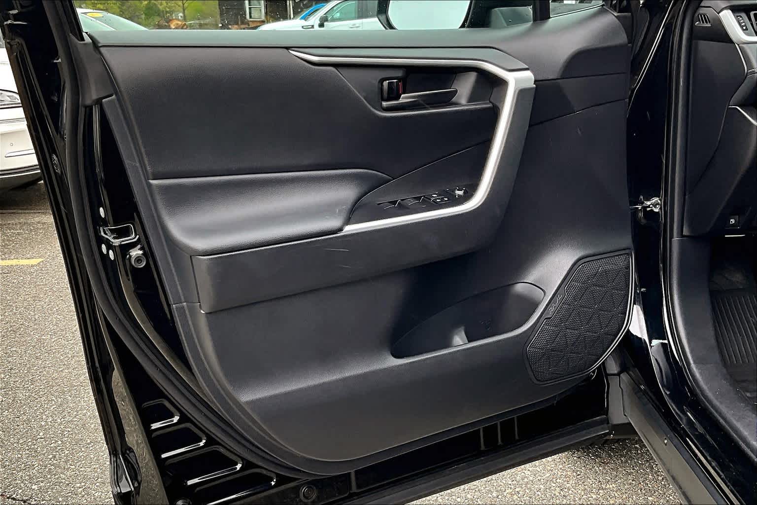 2021 Toyota RAV4 Hybrid LE - Photo 9