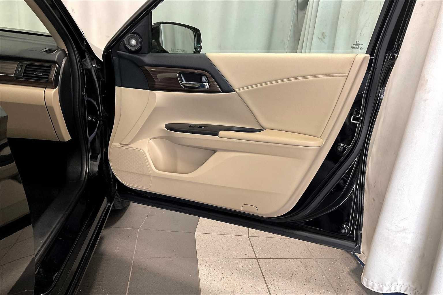2017 Honda Accord EX-L - Photo 12