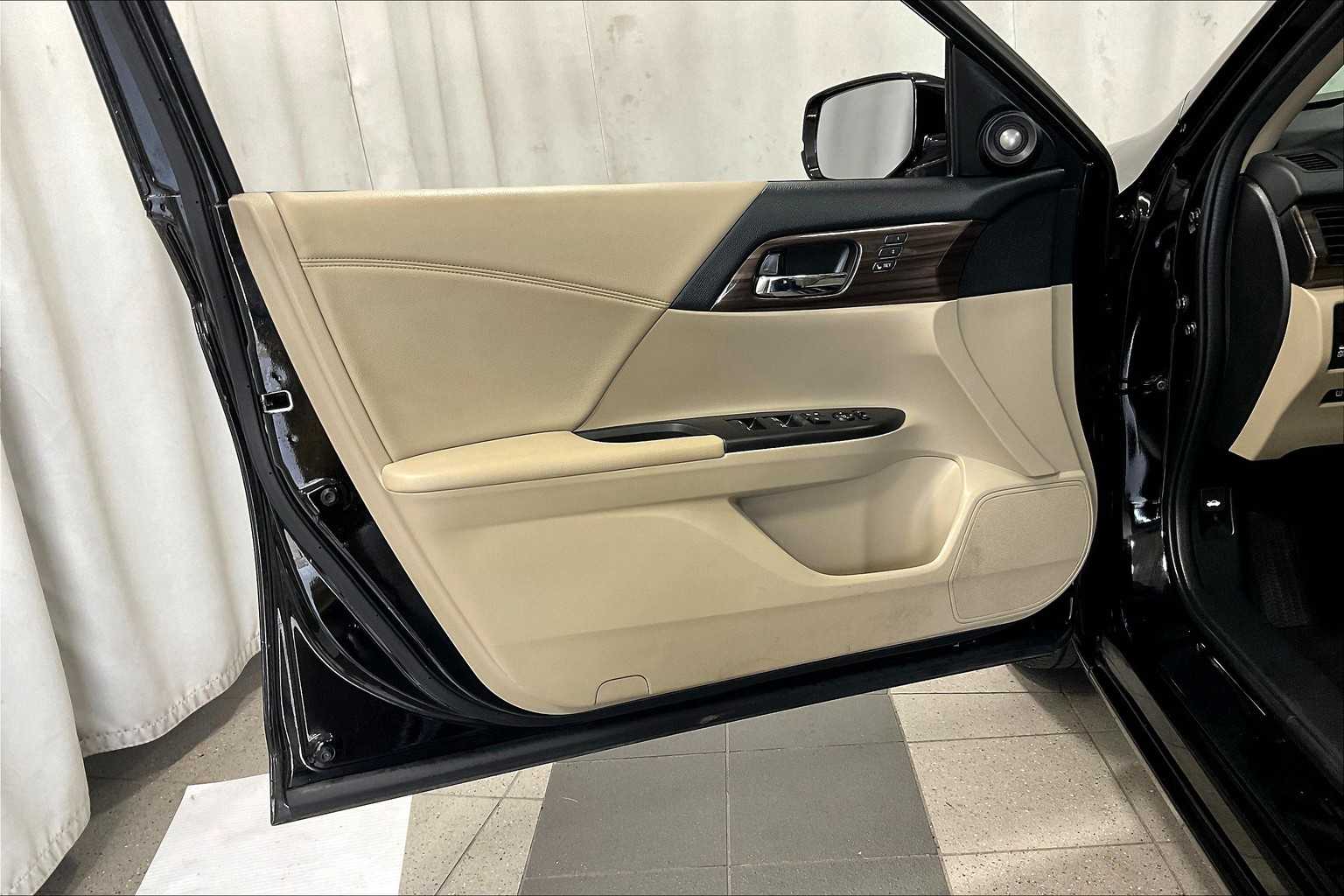 2017 Honda Accord EX-L - Photo 9
