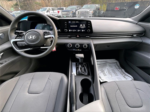 2024 Hyundai Elantra SE - Photo 16