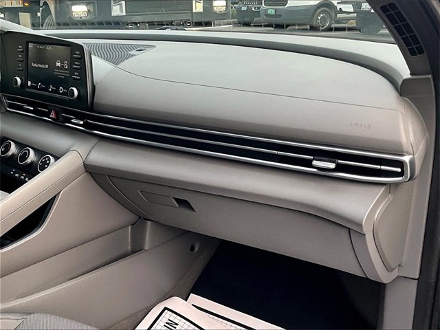 2024 Hyundai Elantra SE - Photo 17