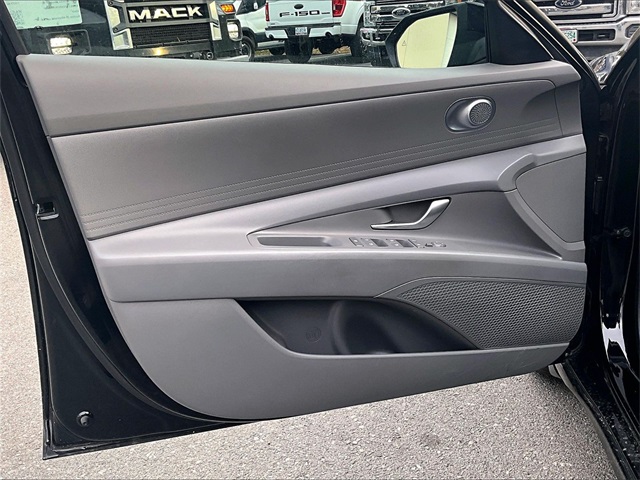 2024 Hyundai Elantra SE - Photo 18