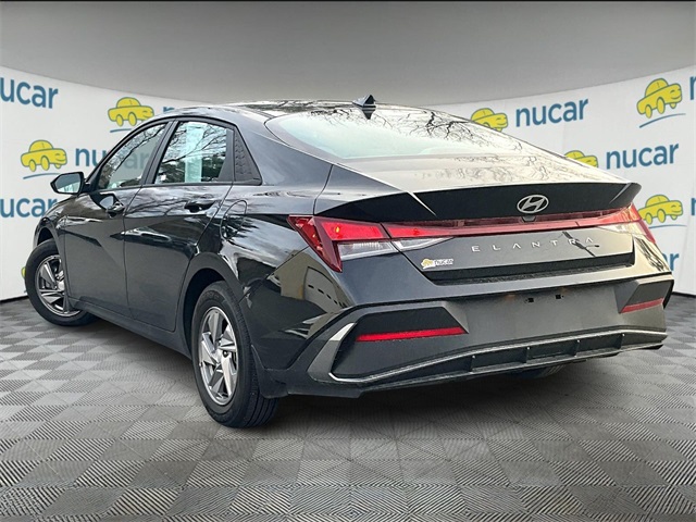 2024 Hyundai Elantra SE - Photo 2
