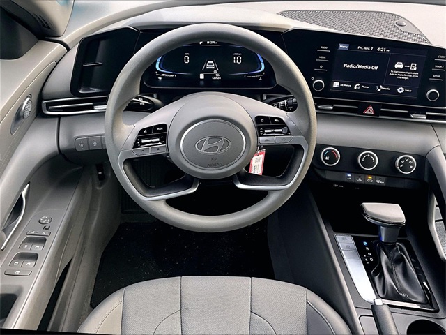 2024 Hyundai Elantra SE - Photo 5