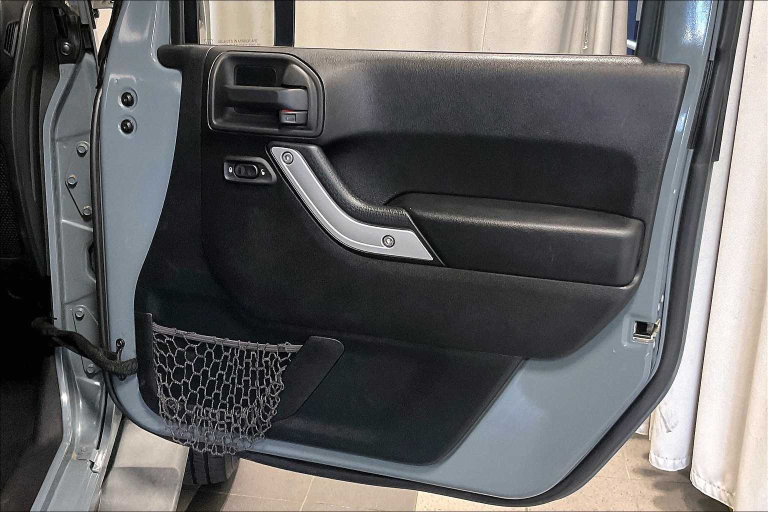 2015 Jeep Wrangler Unlimited Sahara - Photo 12