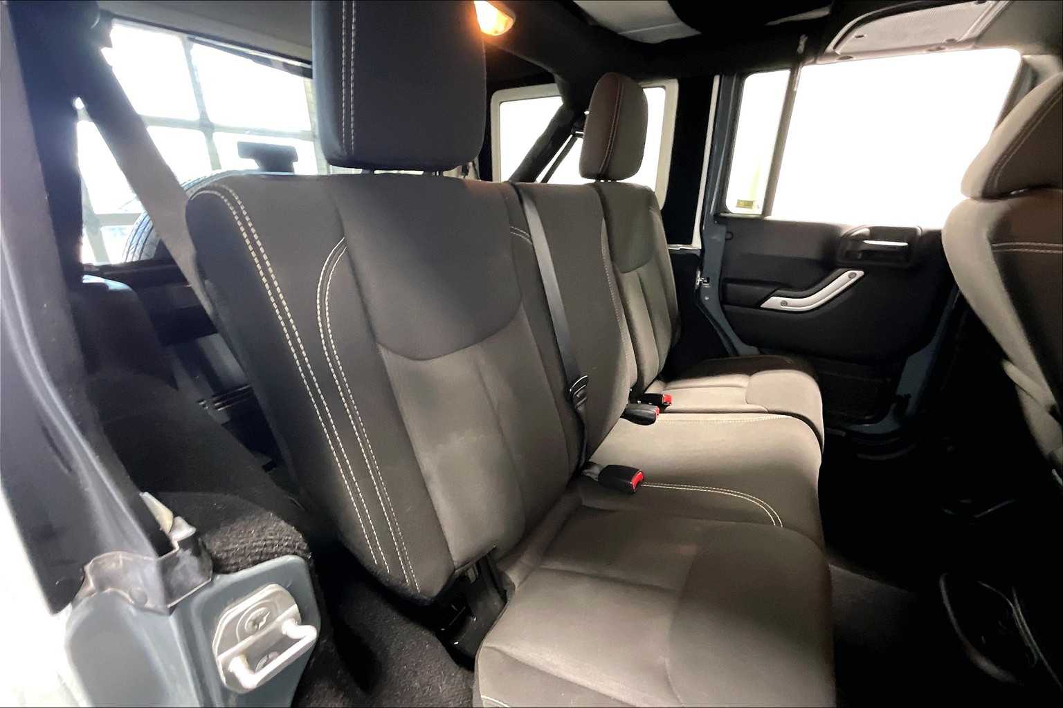 2015 Jeep Wrangler Unlimited Sahara - Photo 16