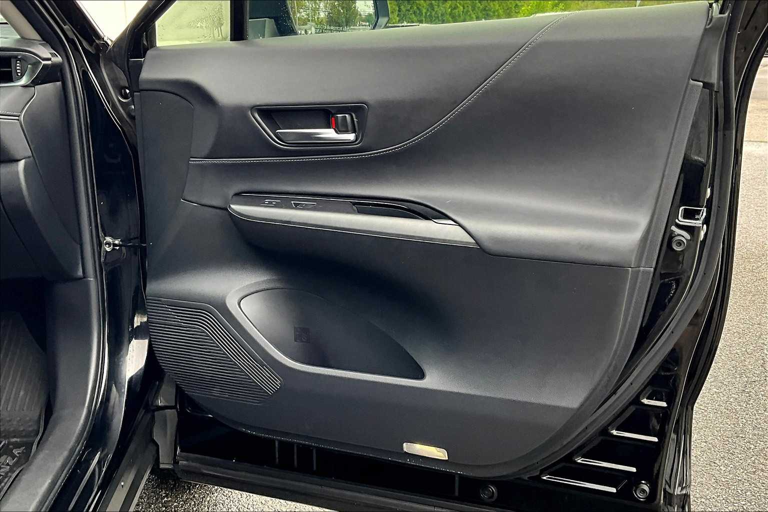 2022 Toyota Venza LE - Photo 12