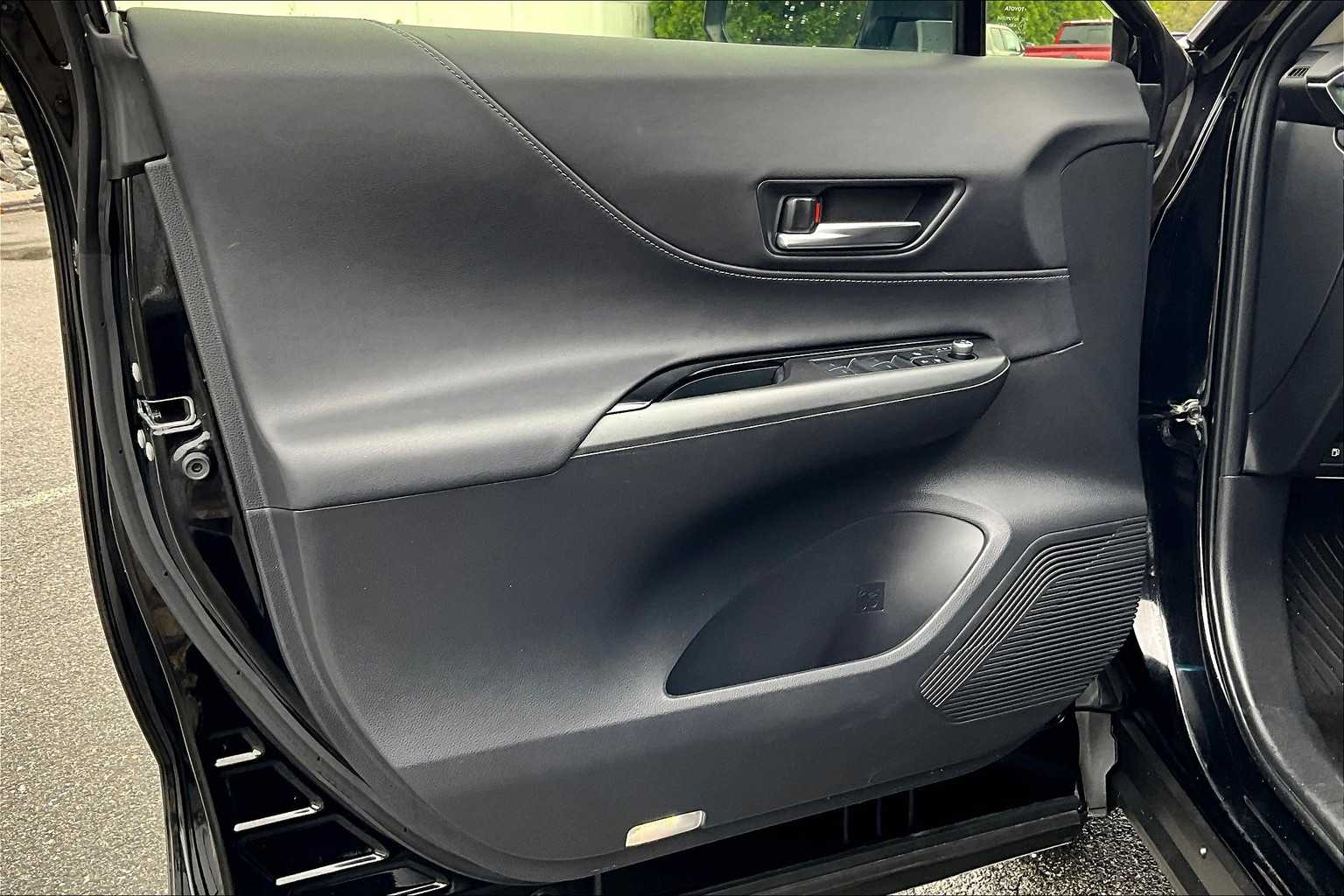 2022 Toyota Venza LE - Photo 9