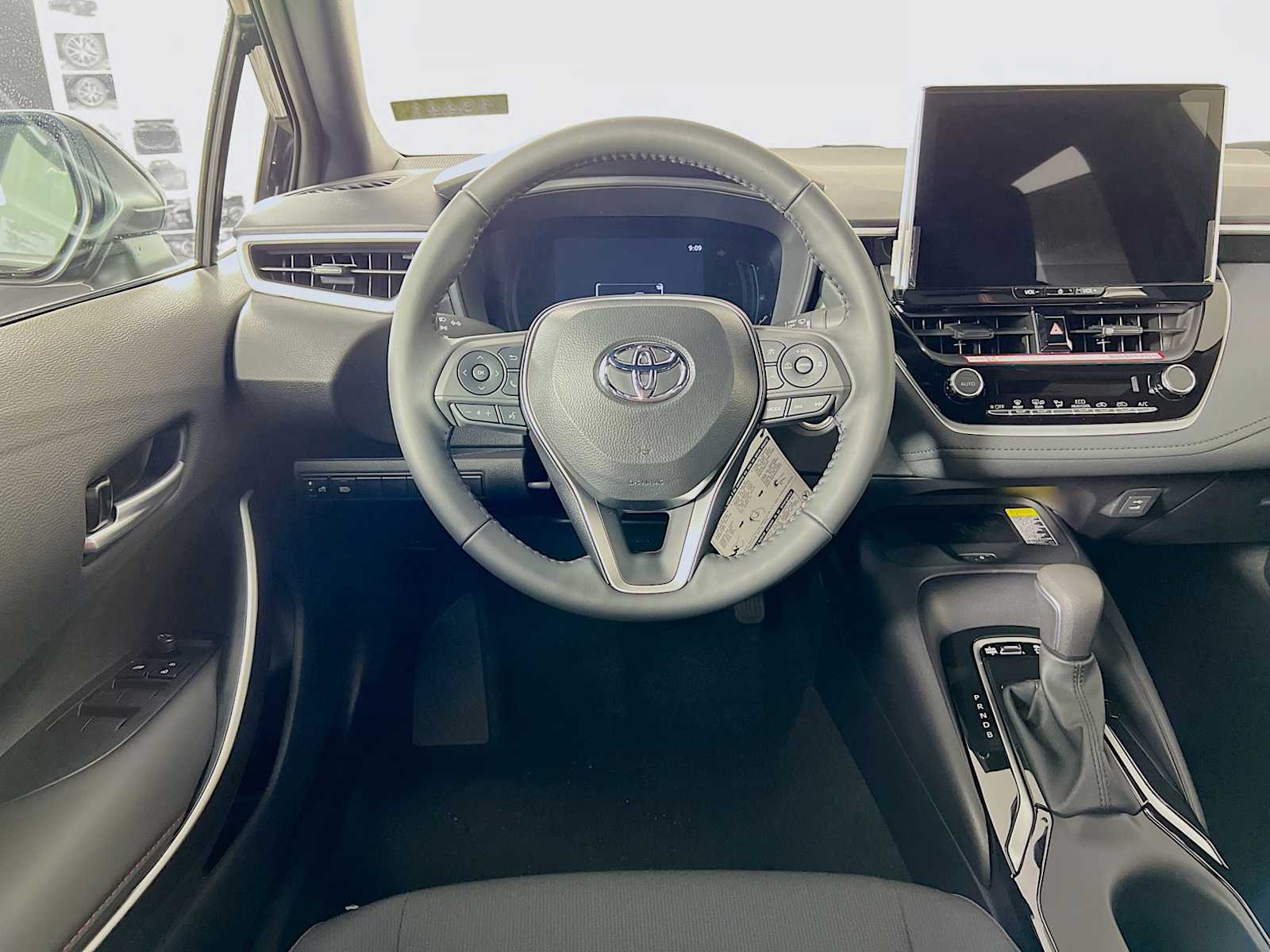 2025 Toyota Corolla SE - Photo 14