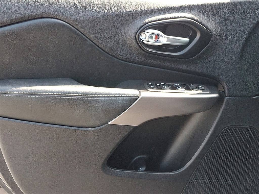 2021 Jeep Cherokee Latitude Lux - Photo 12