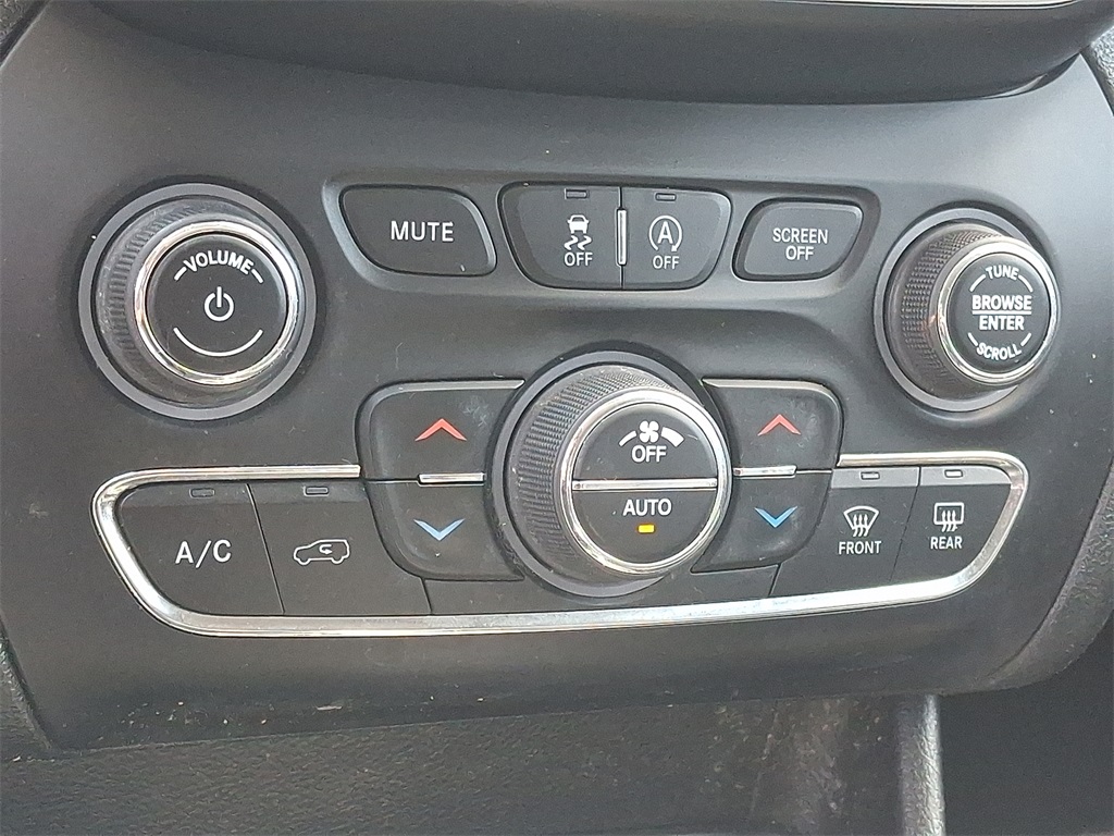 2021 Jeep Cherokee Latitude Lux - Photo 16