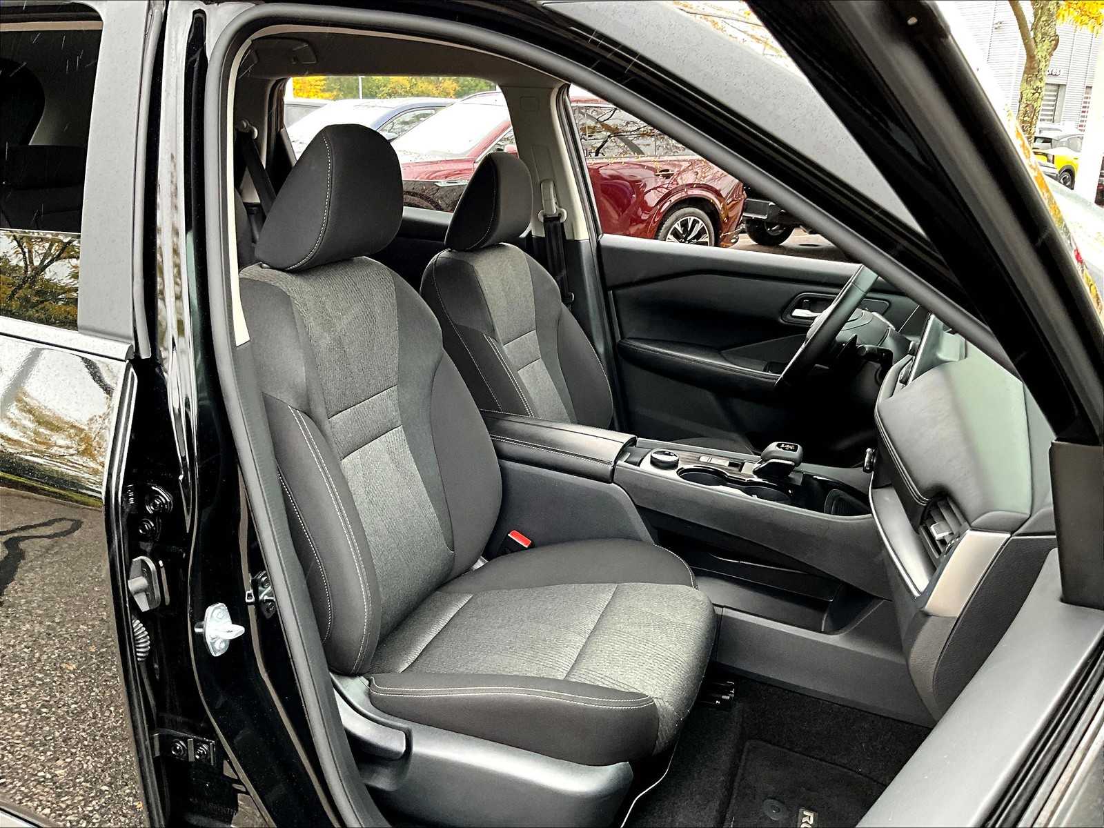 2025 Nissan Rogue SV - Photo 11