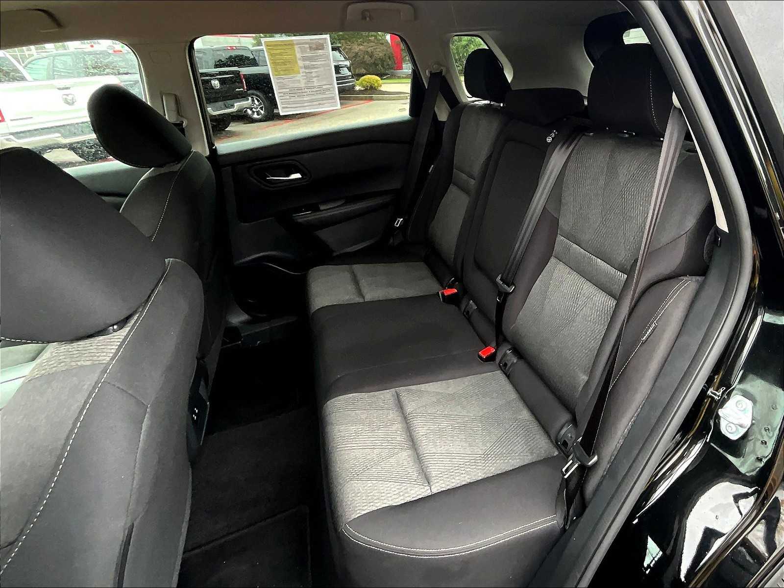2025 Nissan Rogue SV - Photo 15
