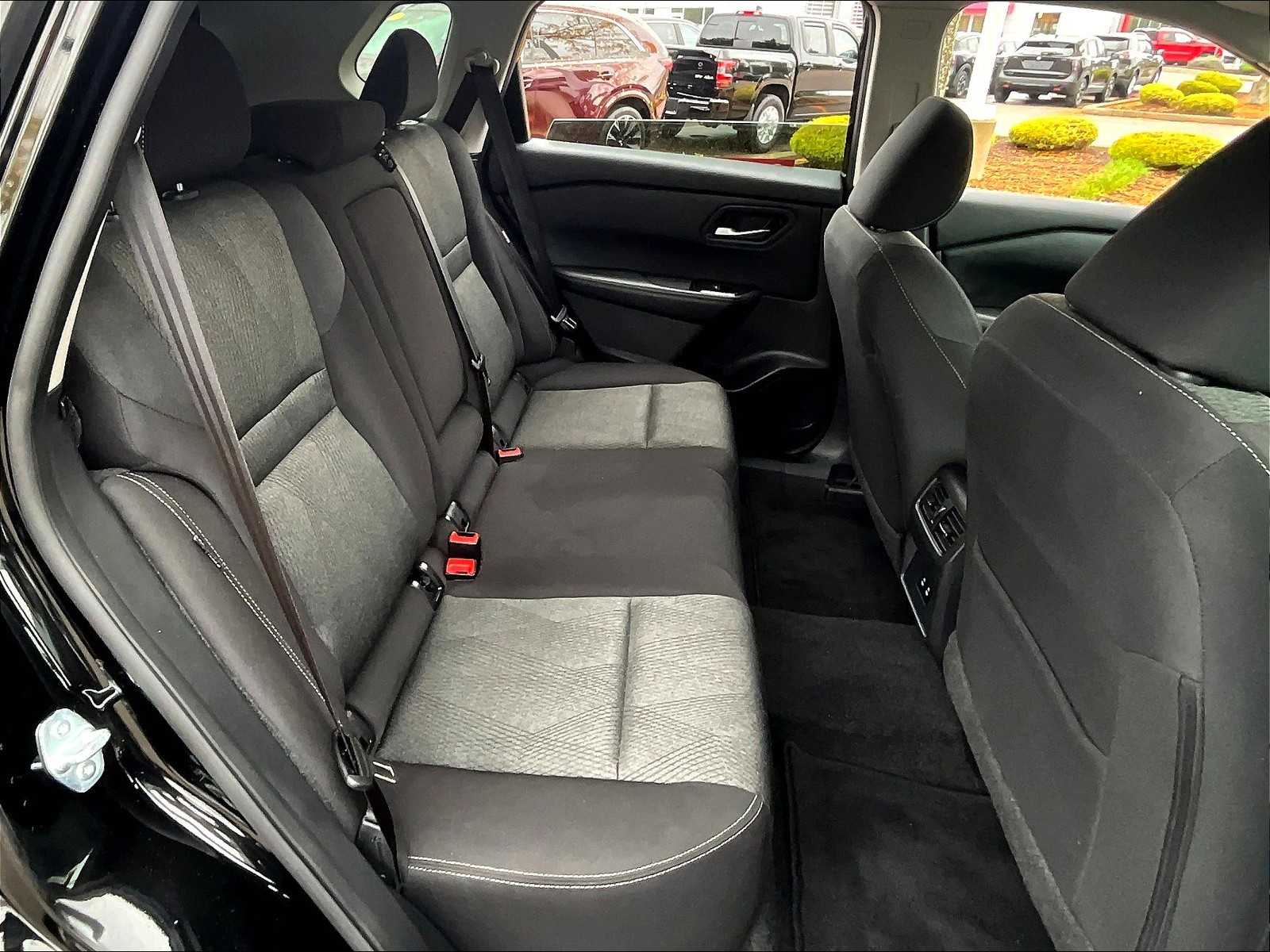 2025 Nissan Rogue SV - Photo 16