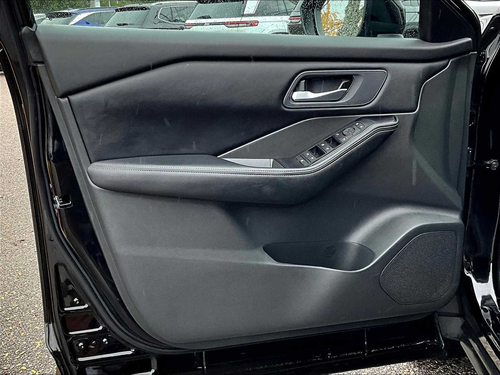 2025 Nissan Rogue SV - Photo 9
