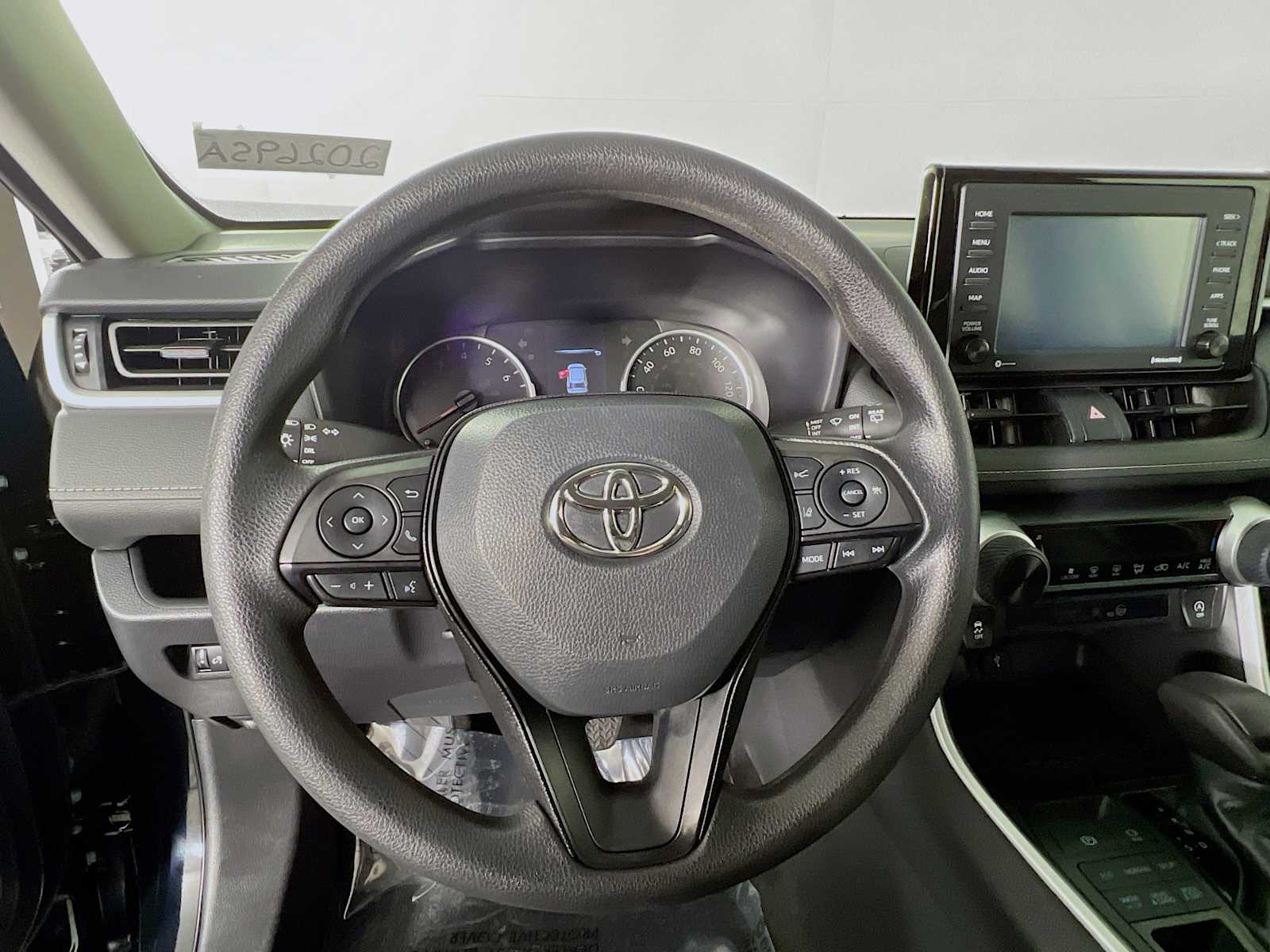 2022 Toyota RAV4 LE - Photo 11