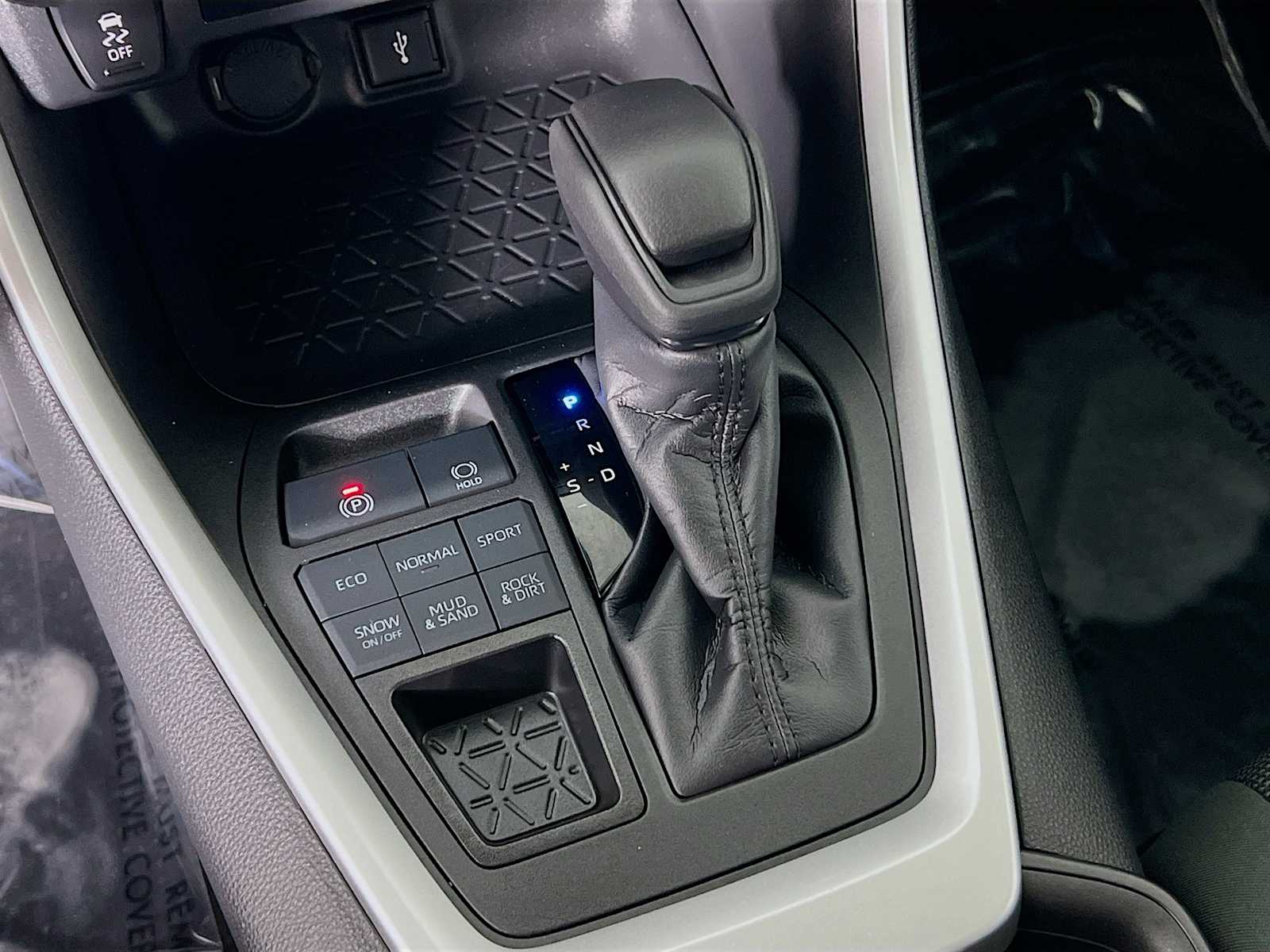 2022 Toyota RAV4 LE - Photo 16