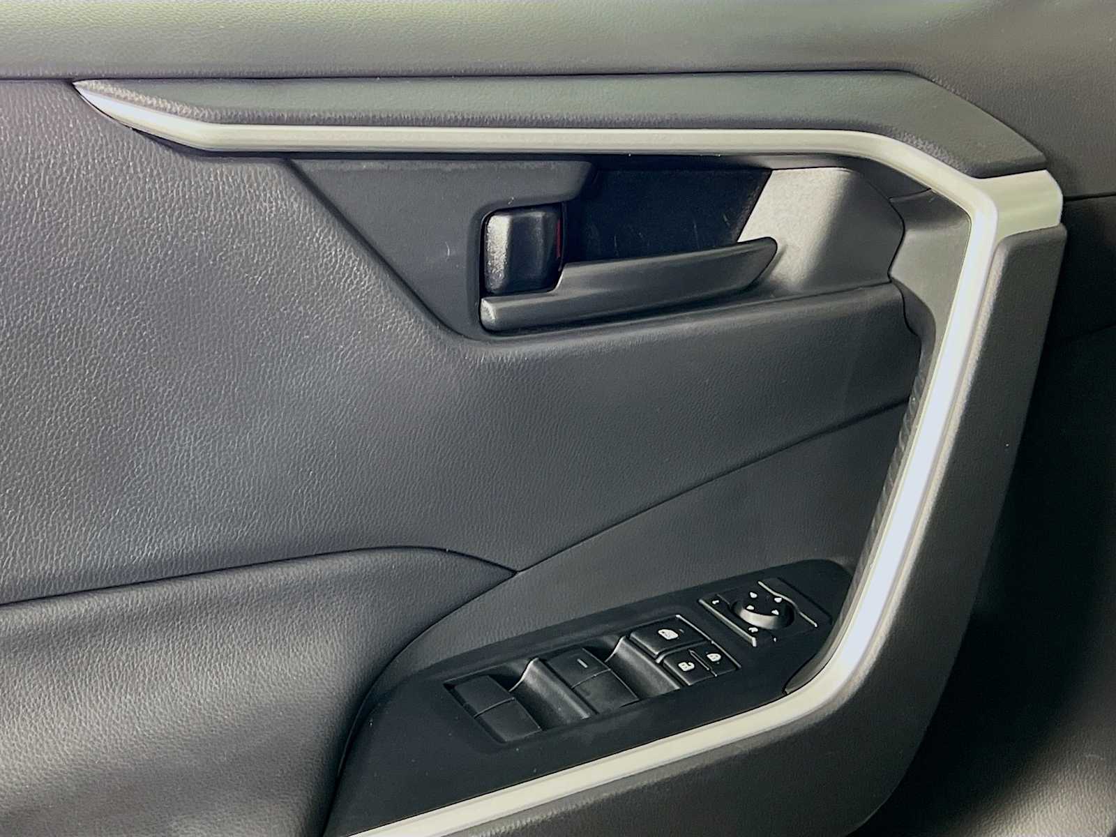 2022 Toyota RAV4 LE - Photo 17