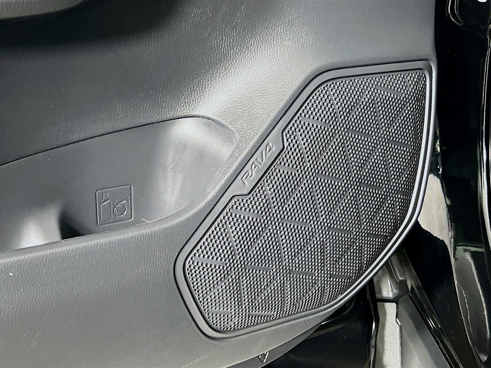 2022 Toyota RAV4 LE - Photo 18