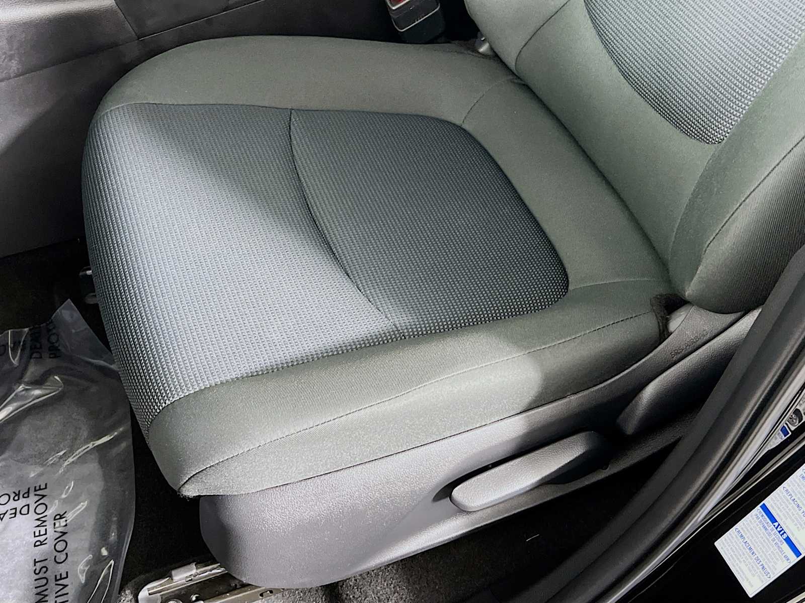 2022 Toyota RAV4 LE - Photo 19