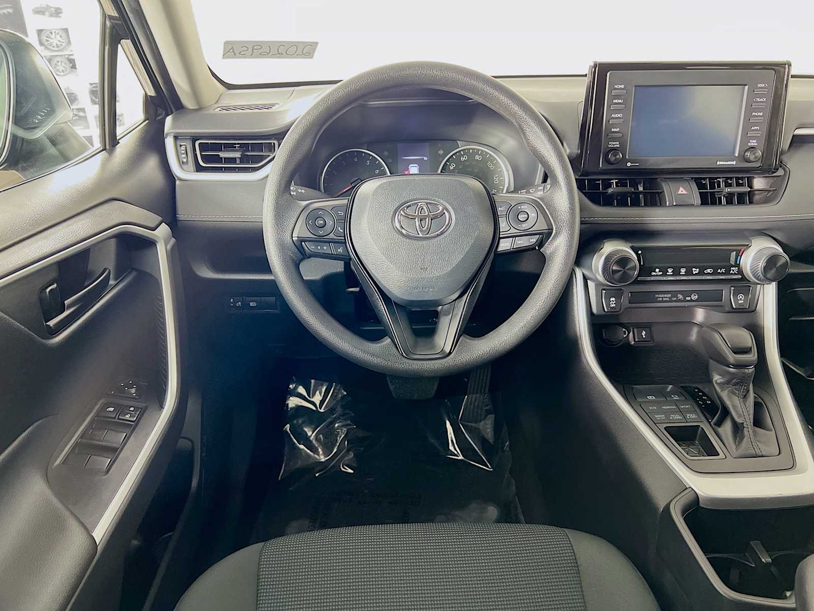 2022 Toyota RAV4 LE - Photo 21