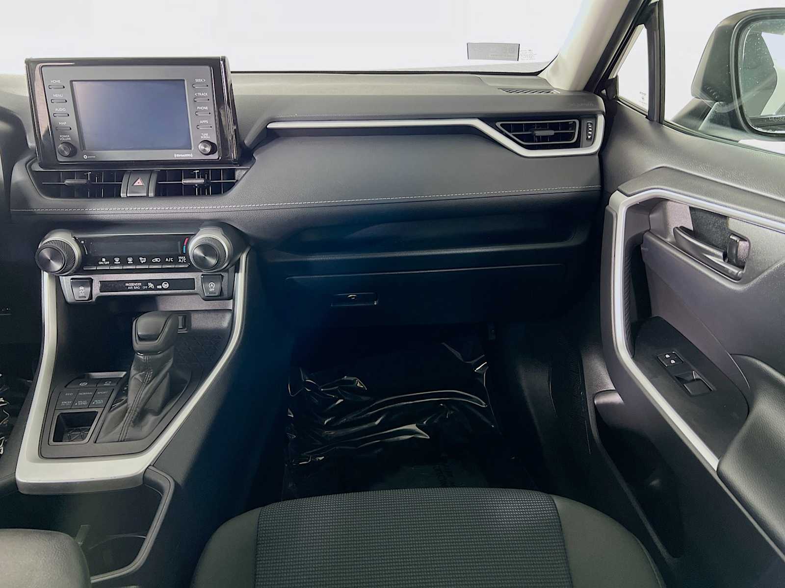 2022 Toyota RAV4 LE - Photo 22