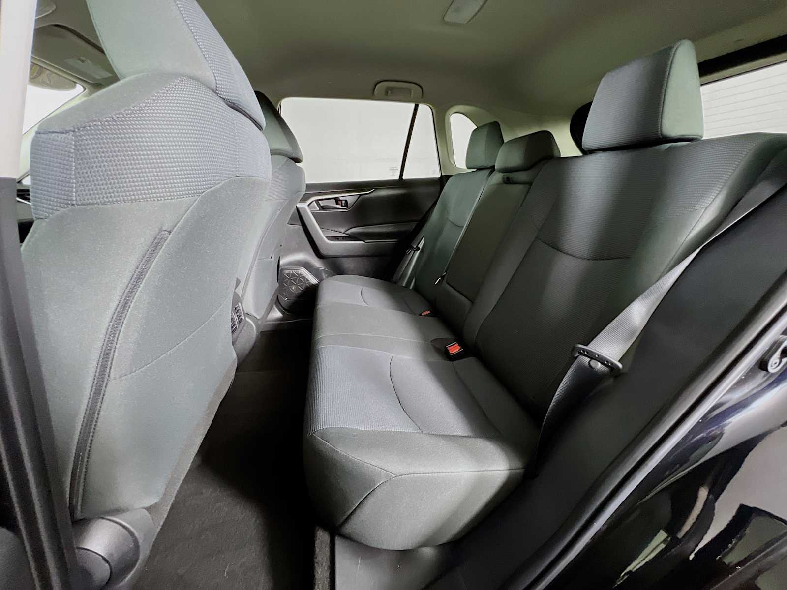 2022 Toyota RAV4 LE - Photo 23