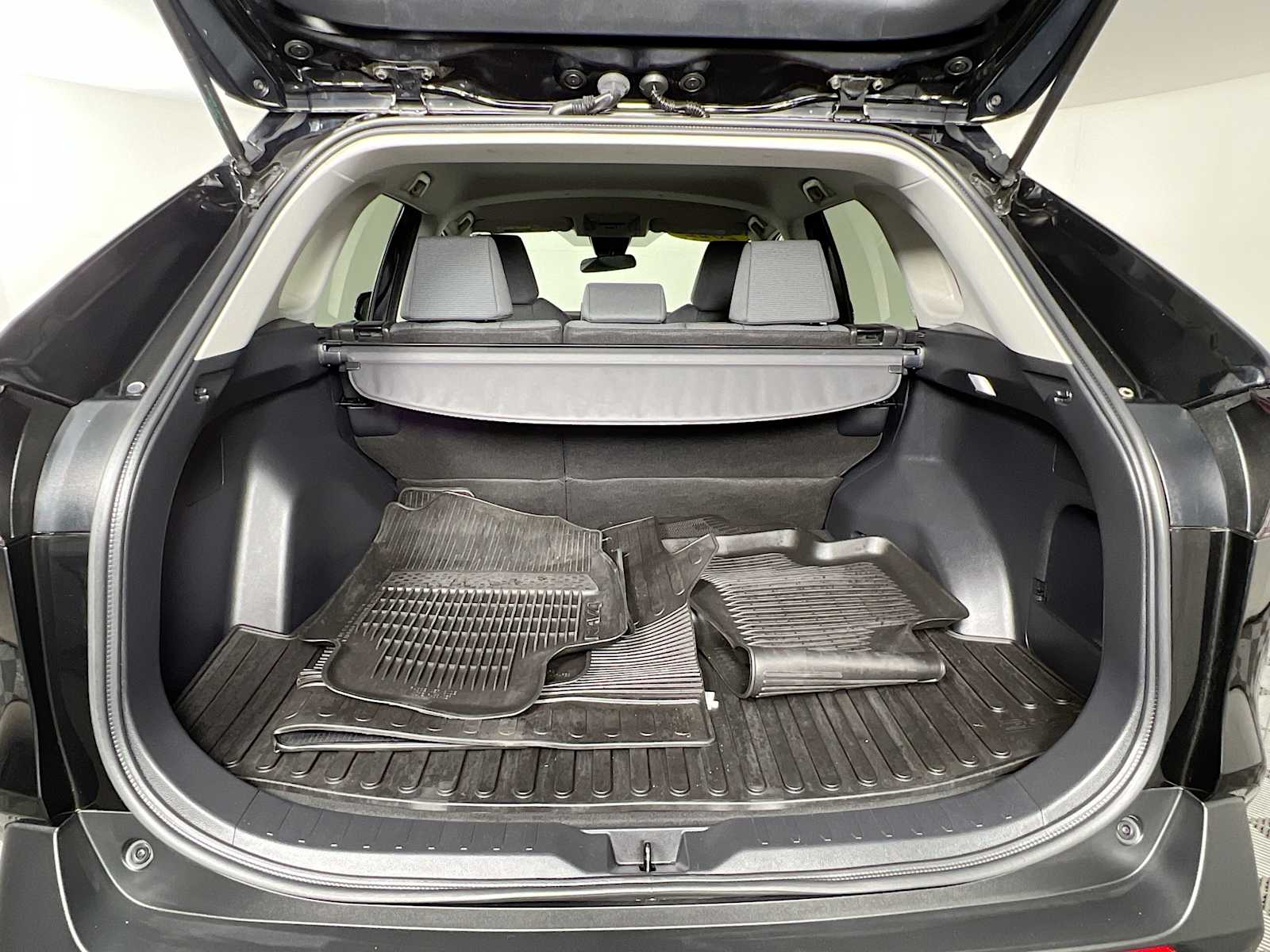 2022 Toyota RAV4 LE - Photo 25