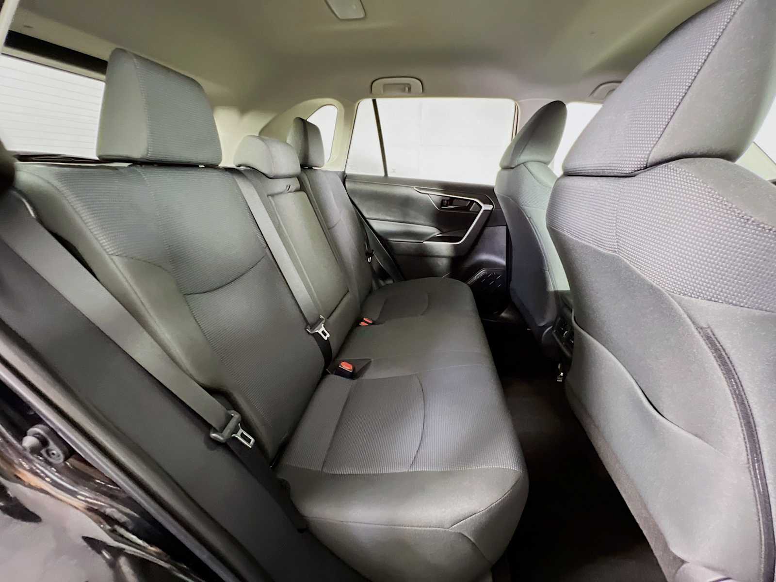 2022 Toyota RAV4 LE - Photo 26