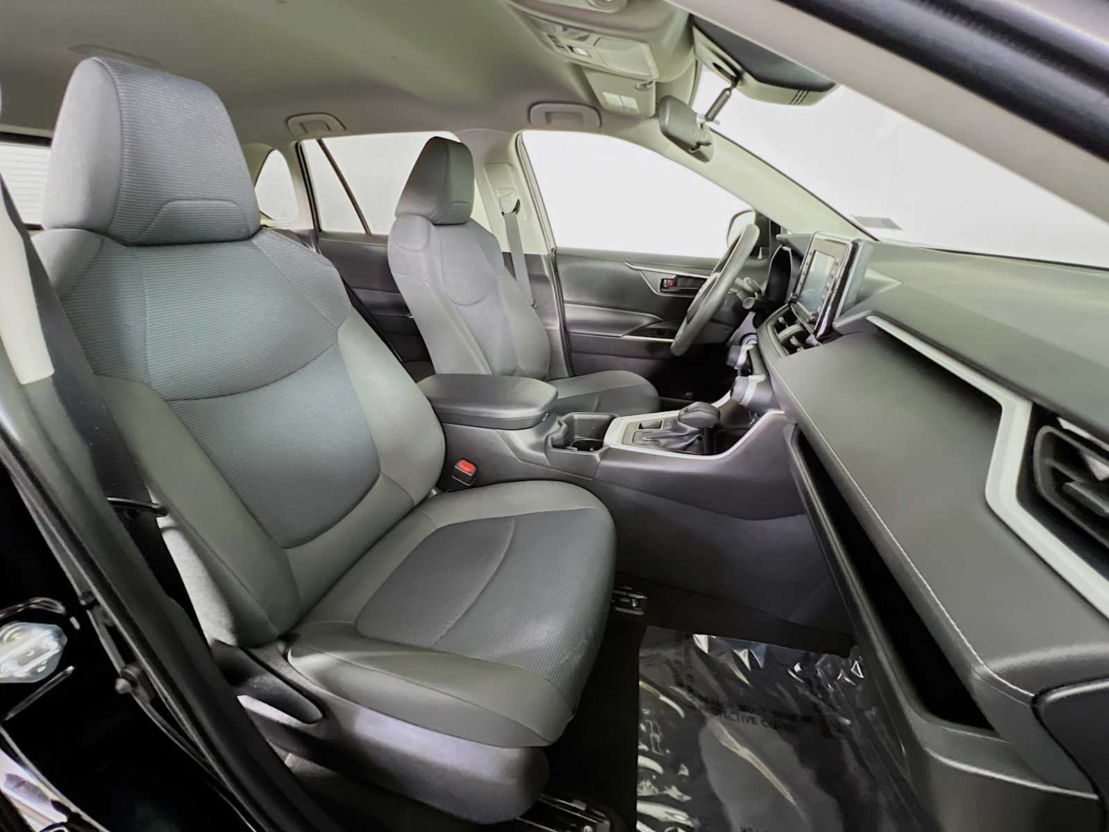 2022 Toyota RAV4 LE - Photo 27