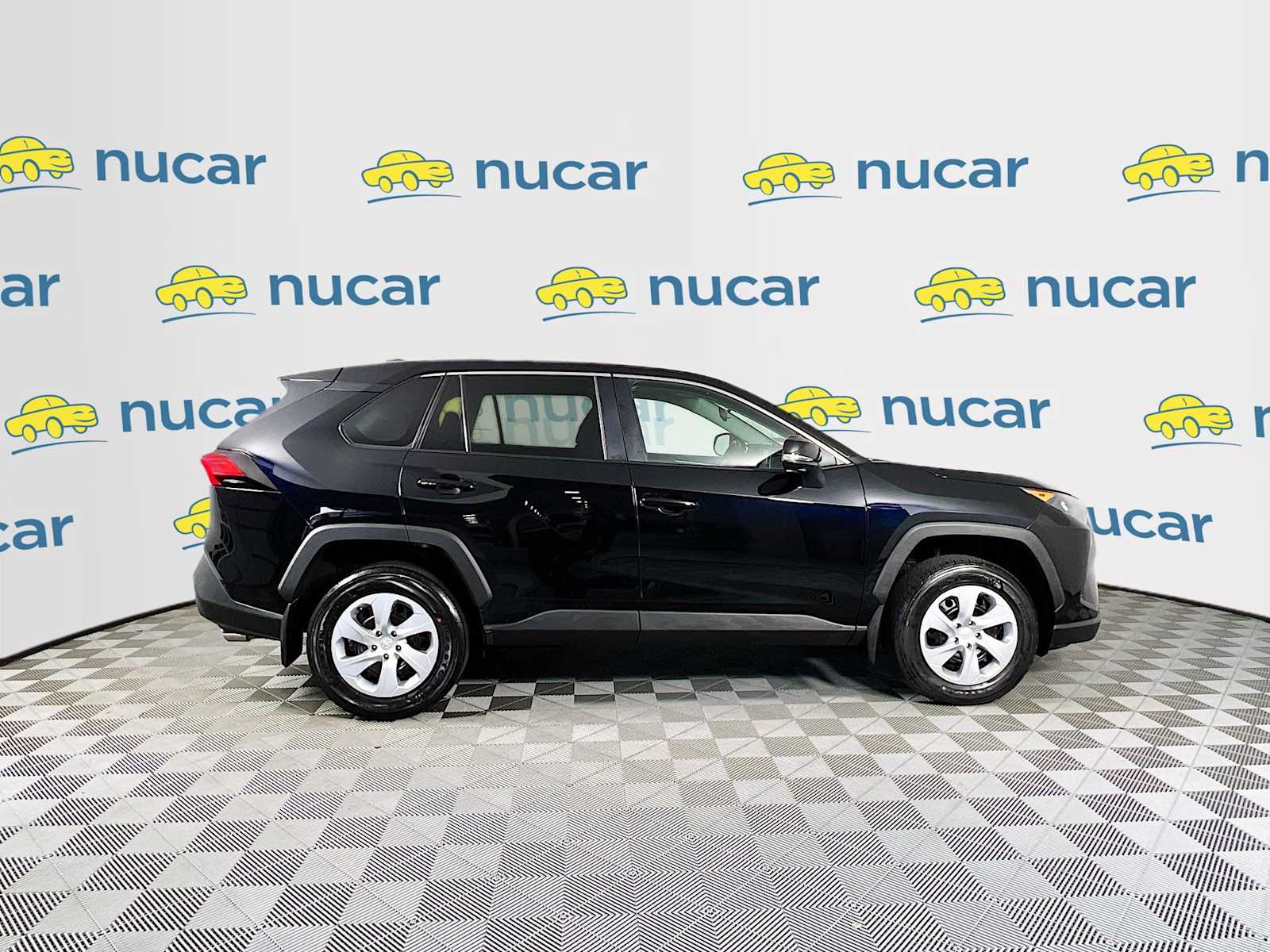 2022 Toyota RAV4 LE - Photo 8