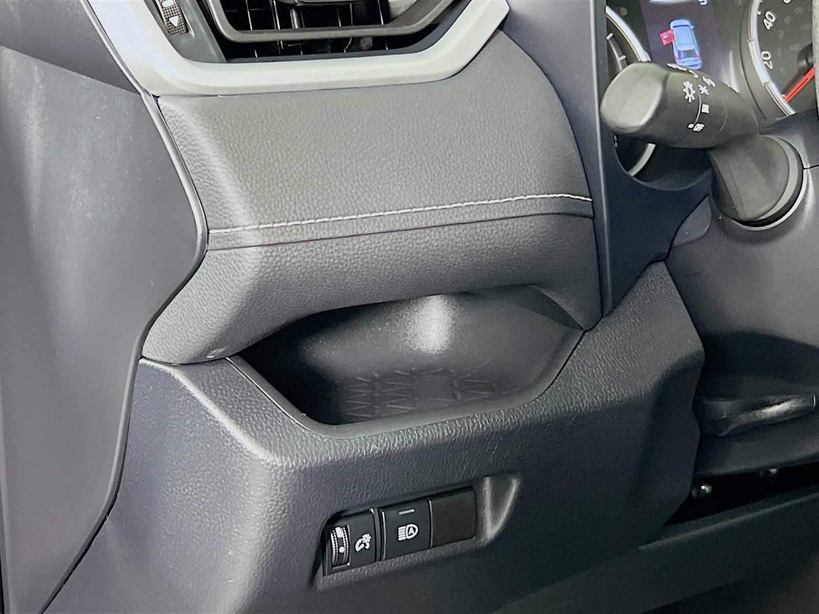 2022 Toyota RAV4 LE - Photo 10