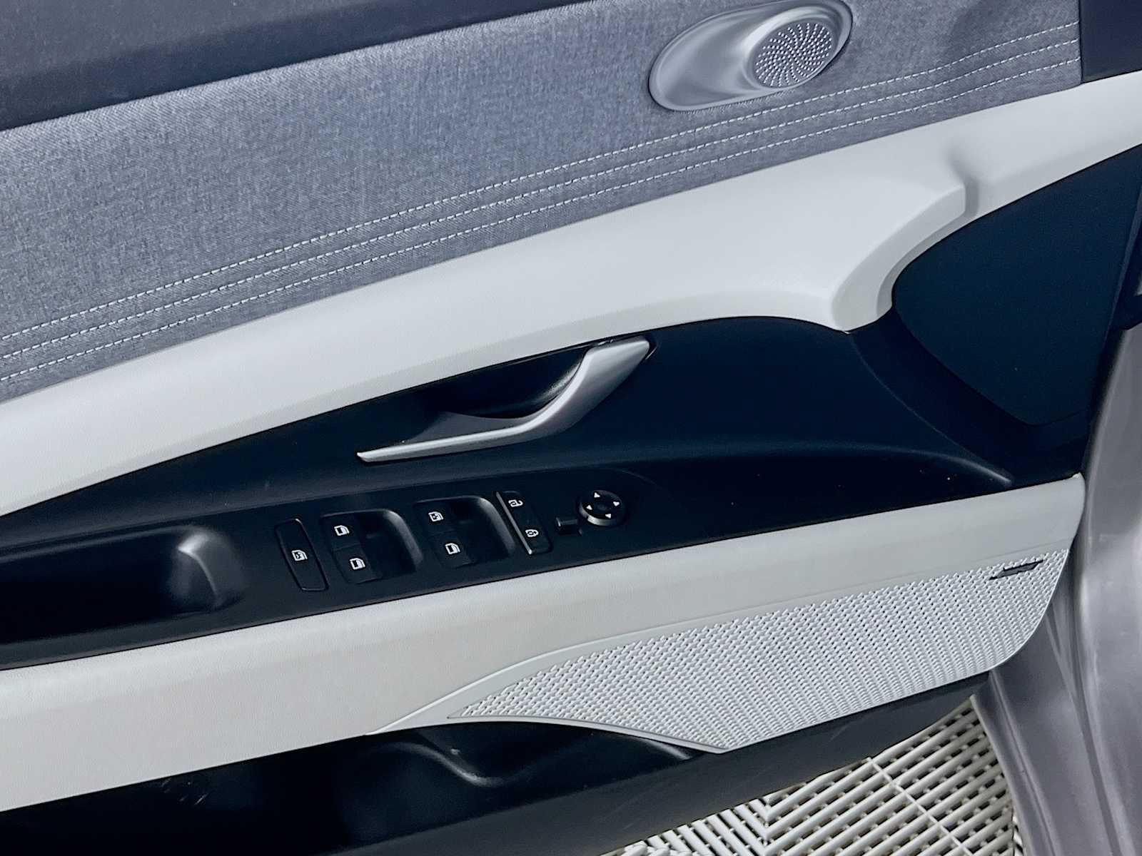 2023 Hyundai Elantra Limited - Photo 17