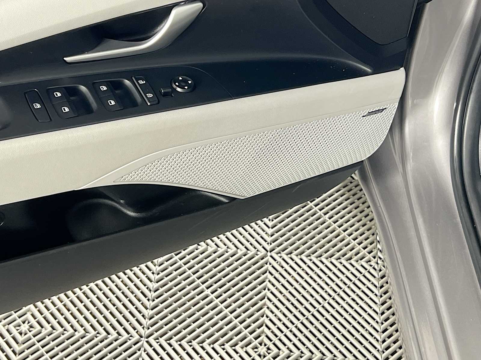 2023 Hyundai Elantra Limited - Photo 18